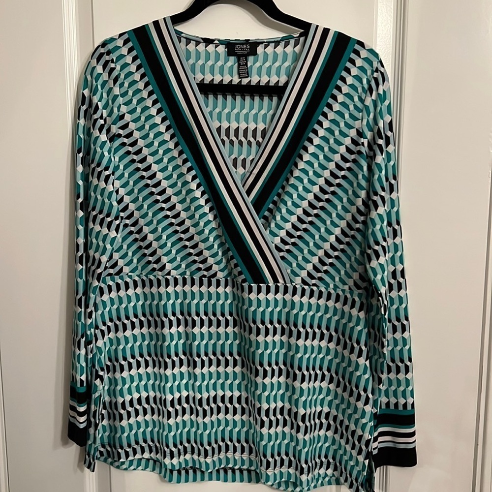 Jones New York signature, medium, long sleeve green blouse - Picture 2 of 5